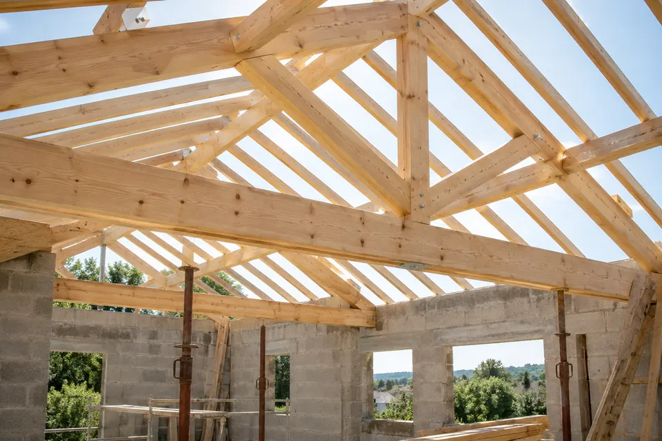 Structure d’une maison en cours de construction pour le dossier « Charpentes et supports de toiture »