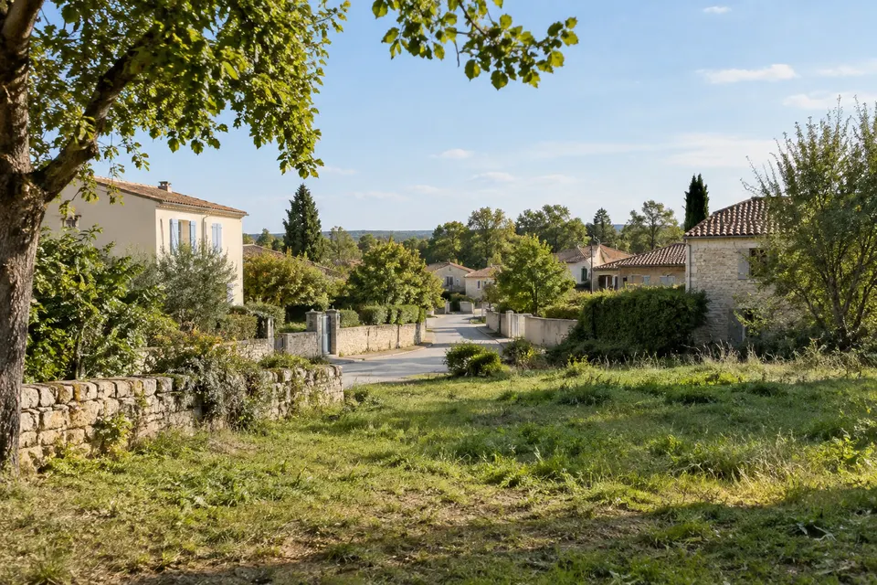 Terrain ouvert à proximité d’une rue et de maisons de village