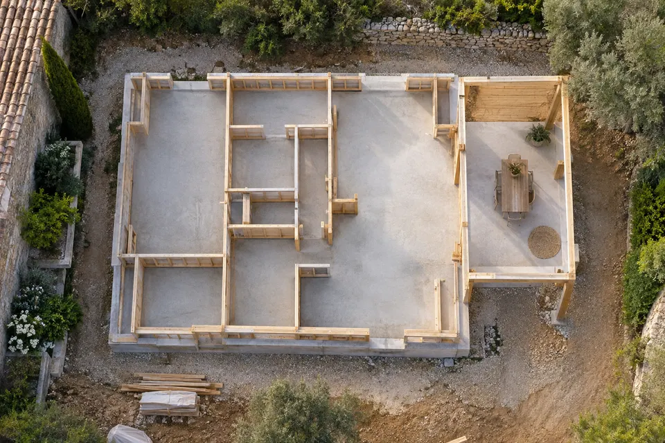 Vue du dessus d’une maison en chantier et de sa terrasse couverte