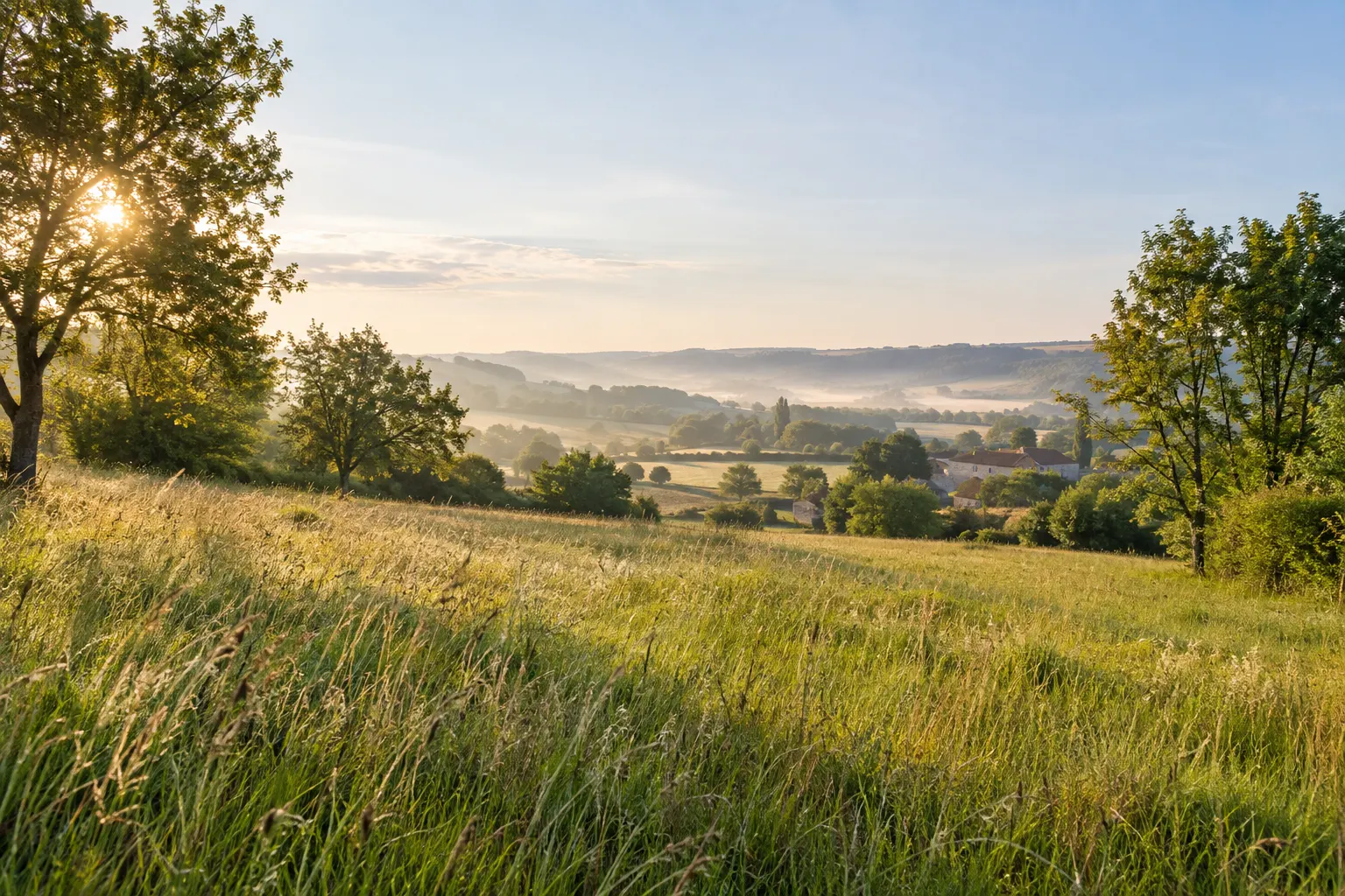 Terrain à bâtir en pente douce en bordure de village